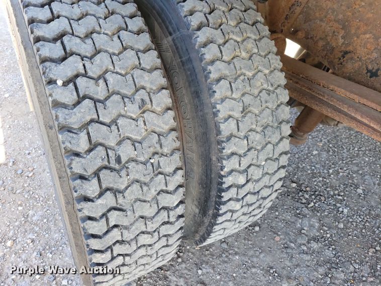 image for item DZ7058 2001 GMC C6500 flatbed truck
