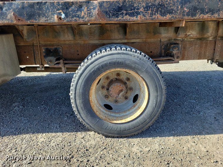 image for item DZ7058 2001 GMC C6500 flatbed truck
