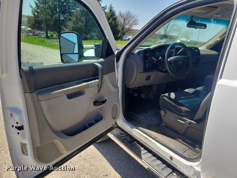 image for item DZ7061 2012 Chevrolet Silverado 2500HD Crew Cab pickup truck