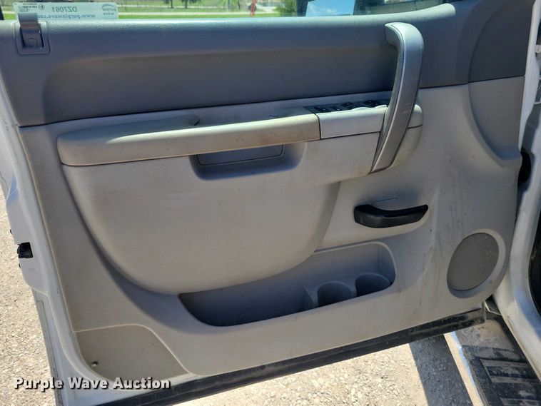 image for item DZ7061 2012 Chevrolet Silverado 2500HD Crew Cab pickup truck
