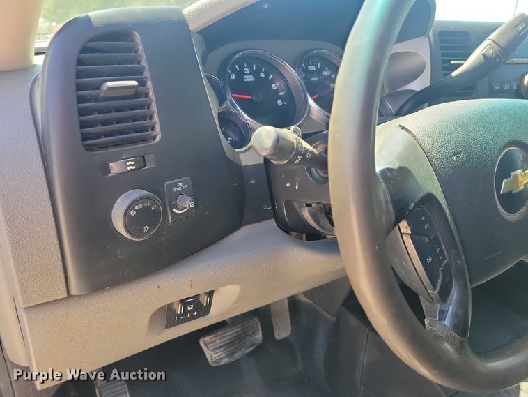 image for item DZ7061 2012 Chevrolet Silverado 2500HD Crew Cab pickup truck