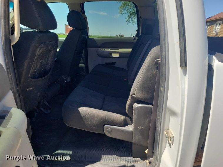 image for item DZ7061 2012 Chevrolet Silverado 2500HD Crew Cab pickup truck