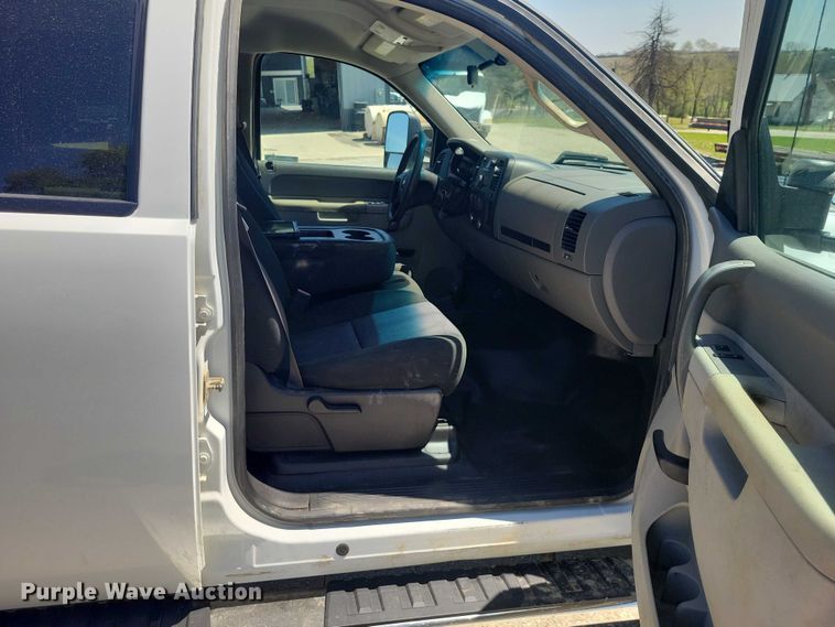 image for item DZ7061 2012 Chevrolet Silverado 2500HD Crew Cab pickup truck