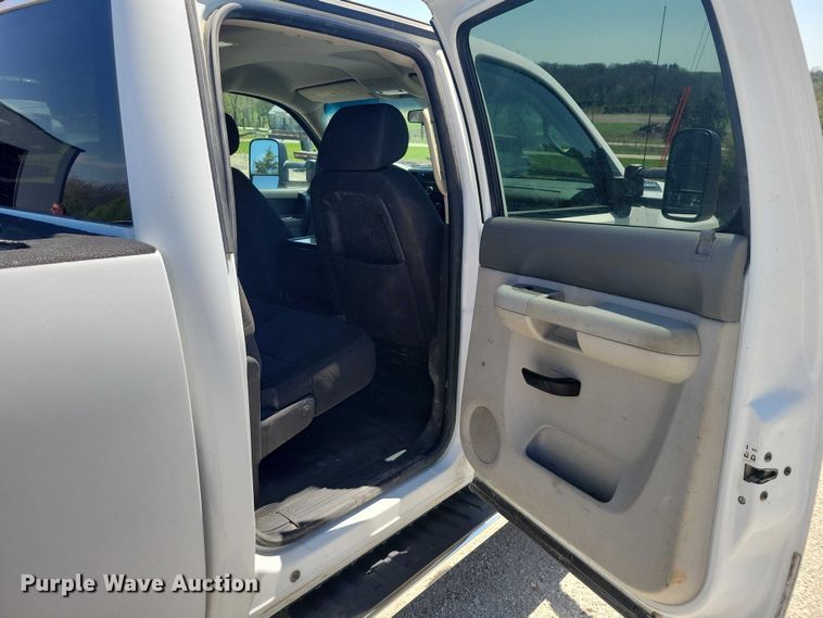 image for item DZ7061 2012 Chevrolet Silverado 2500HD Crew Cab pickup truck