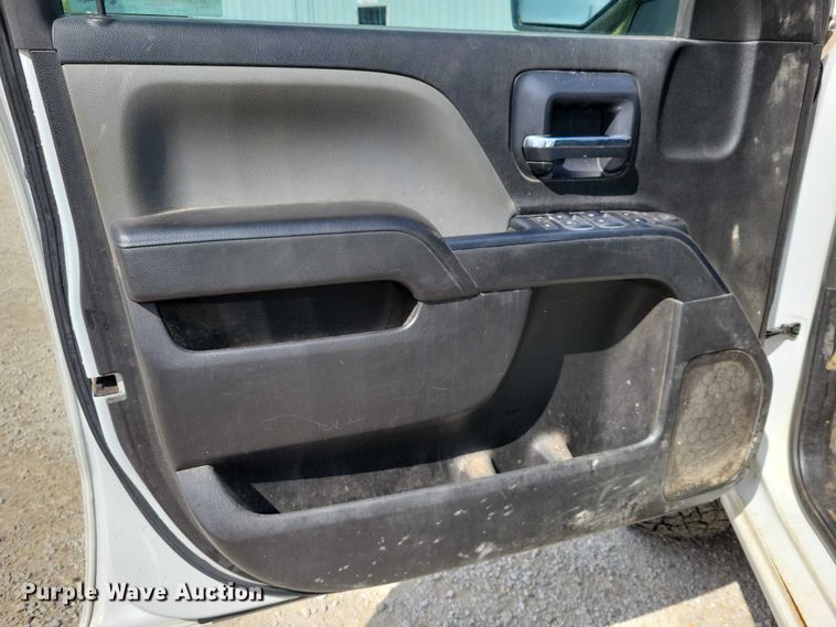 image for item DZ7080 2018 Chevrolet Silverado 2500HD Crew Cab pickup truck