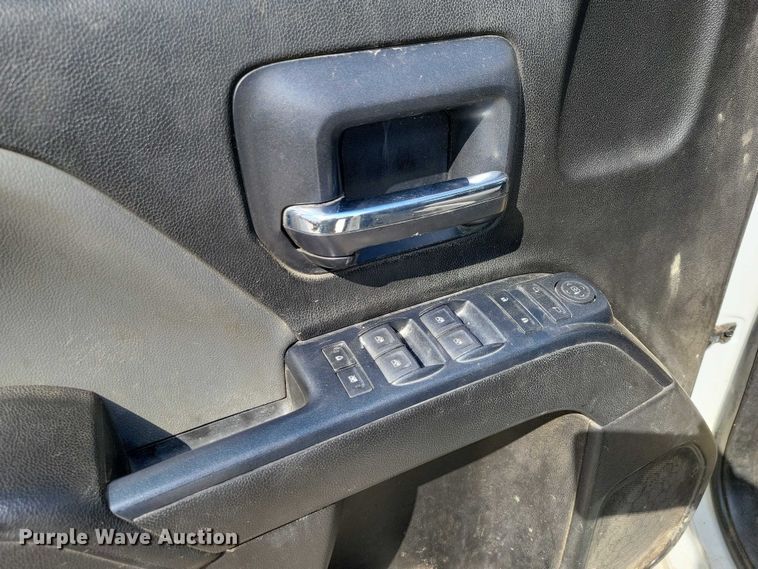 image for item DZ7080 2018 Chevrolet Silverado 2500HD Crew Cab pickup truck