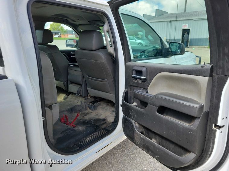 image for item DZ7080 2018 Chevrolet Silverado 2500HD Crew Cab pickup truck