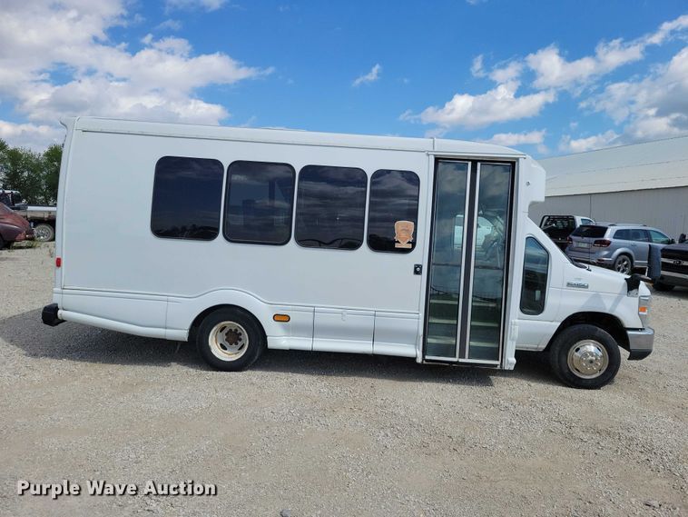 image for item DZ7083 2014 Ford E450 shuttle bus