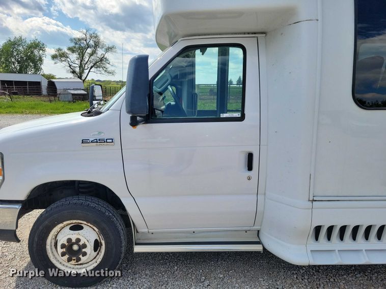 image for item DZ7083 2014 Ford E450 shuttle bus