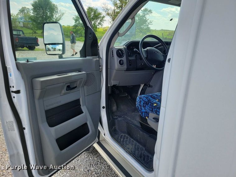 image for item DZ7083 2014 Ford E450 shuttle bus