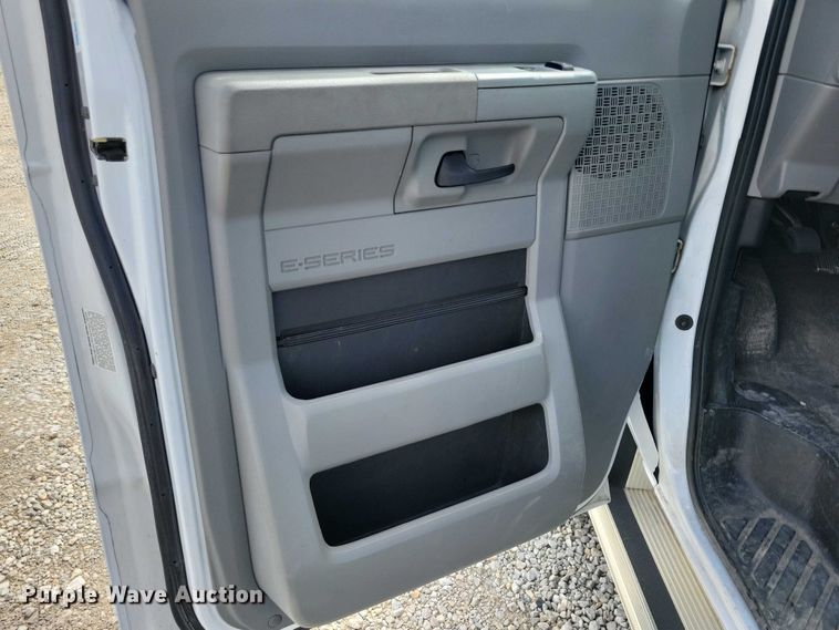 image for item DZ7083 2014 Ford E450 shuttle bus