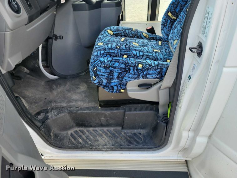image for item DZ7083 2014 Ford E450 shuttle bus