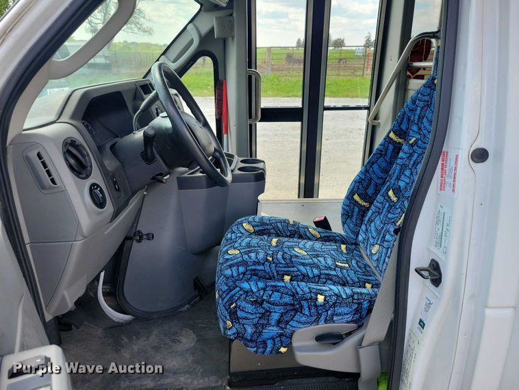 image for item DZ7083 2014 Ford E450 shuttle bus