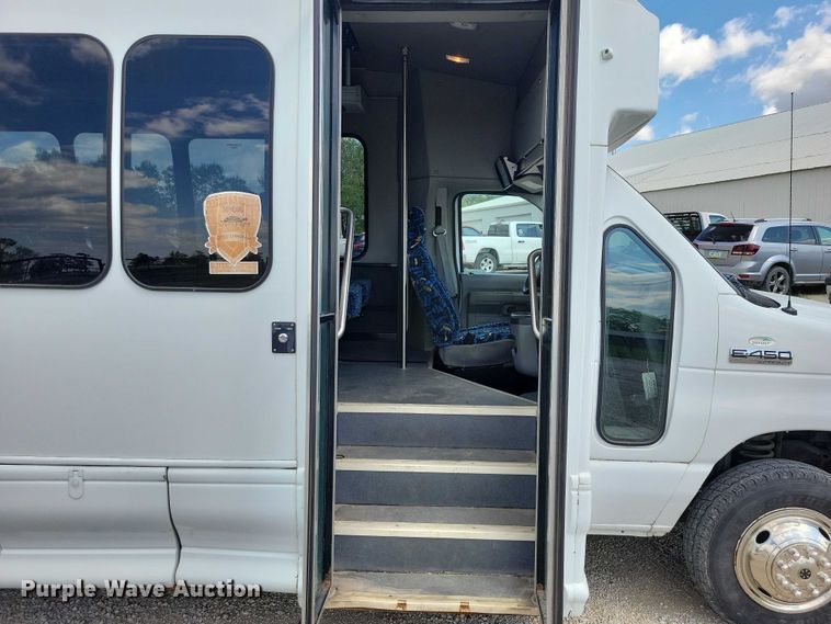 image for item DZ7083 2014 Ford E450 shuttle bus