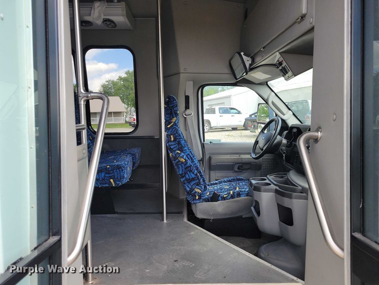 image for item DZ7083 2014 Ford E450 shuttle bus