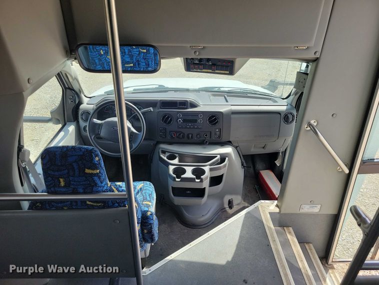 image for item DZ7083 2014 Ford E450 shuttle bus