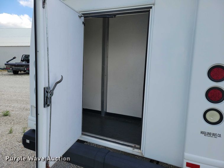 image for item DZ7083 2014 Ford E450 shuttle bus