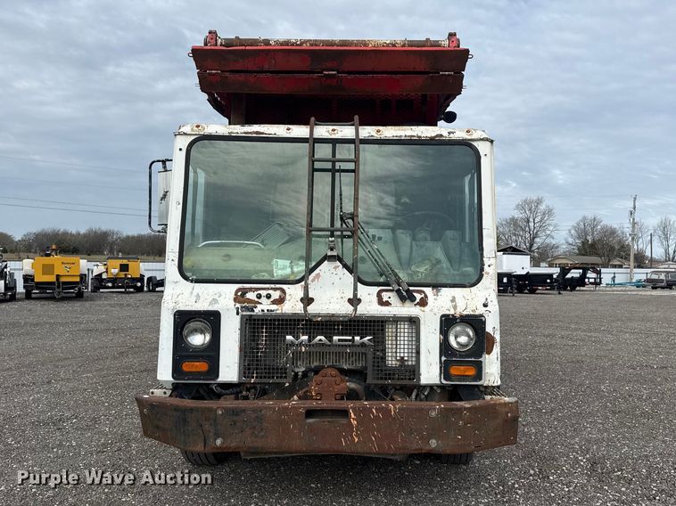 image for item EG8879 2005 Mack MR refuse truck