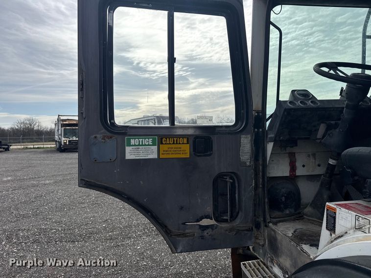 image for item EG8879 2005 Mack MR refuse truck
