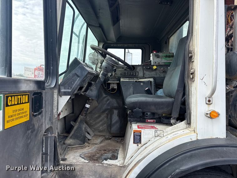 image for item EG8879 2005 Mack MR refuse truck