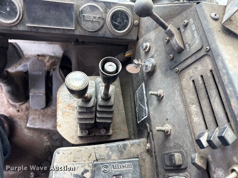 image for item EG8879 2005 Mack MR refuse truck