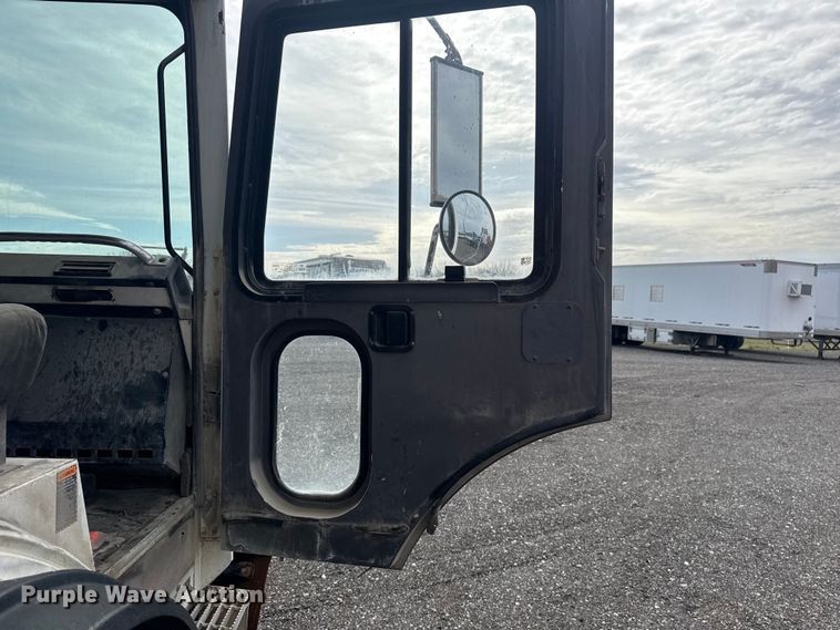 image for item EG8879 2005 Mack MR refuse truck