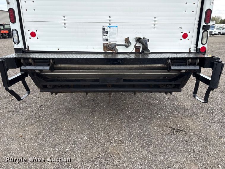 image for item EG8922 2016 Ford F650 box truck