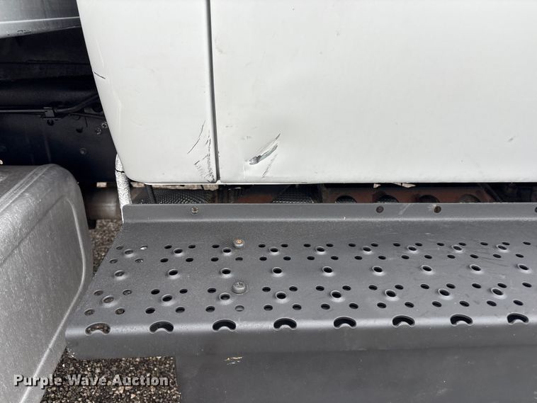 image for item EG8922 2016 Ford F650 box truck