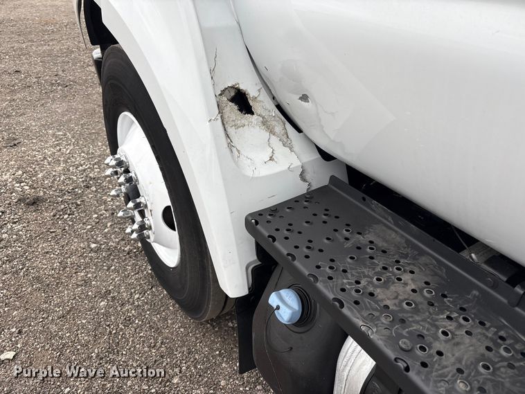 image for item EG8922 2016 Ford F650 box truck