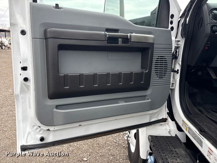 image for item EG8922 2016 Ford F650 box truck