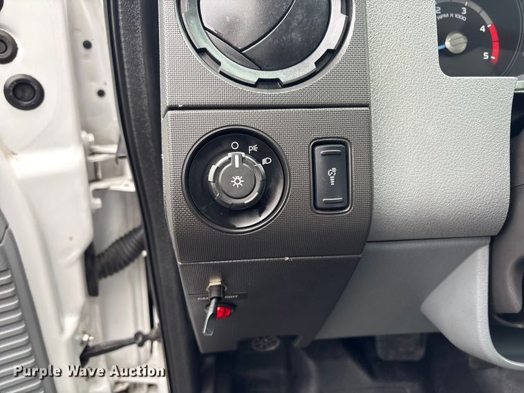 image for item EG8922 2016 Ford F650 box truck
