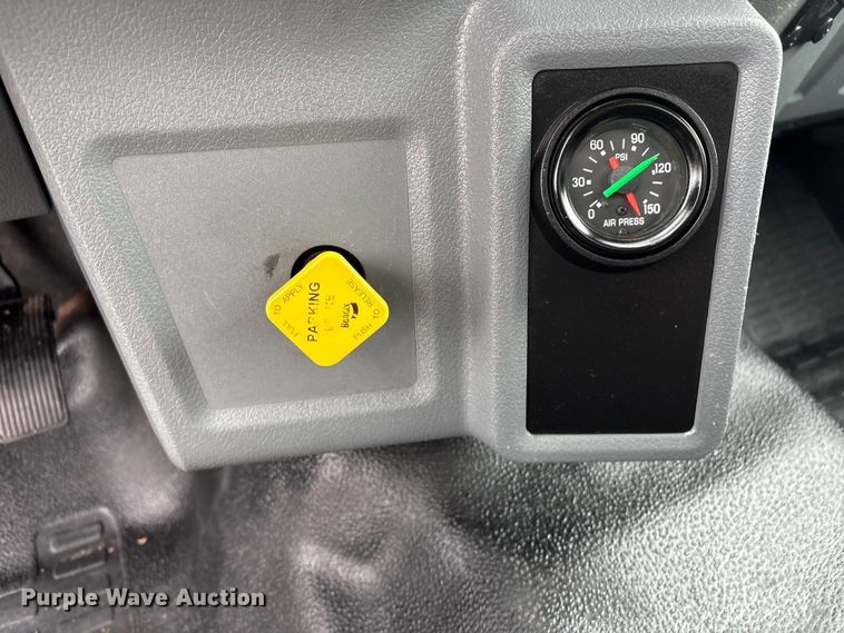 image for item EG8922 2016 Ford F650 box truck