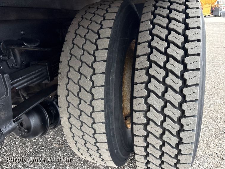 image for item EG8922 2016 Ford F650 box truck