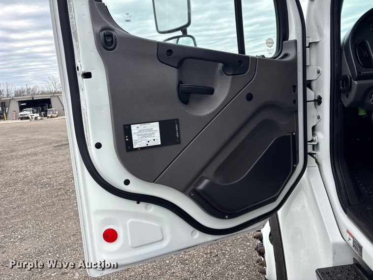 image for item EG8924 2019 Freightliner Business Class M2 box truck