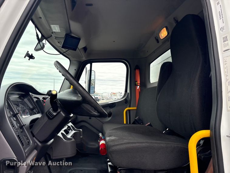 image for item EG8924 2019 Freightliner Business Class M2 box truck