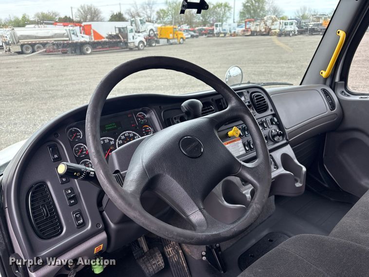 image for item EG8924 2019 Freightliner Business Class M2 box truck