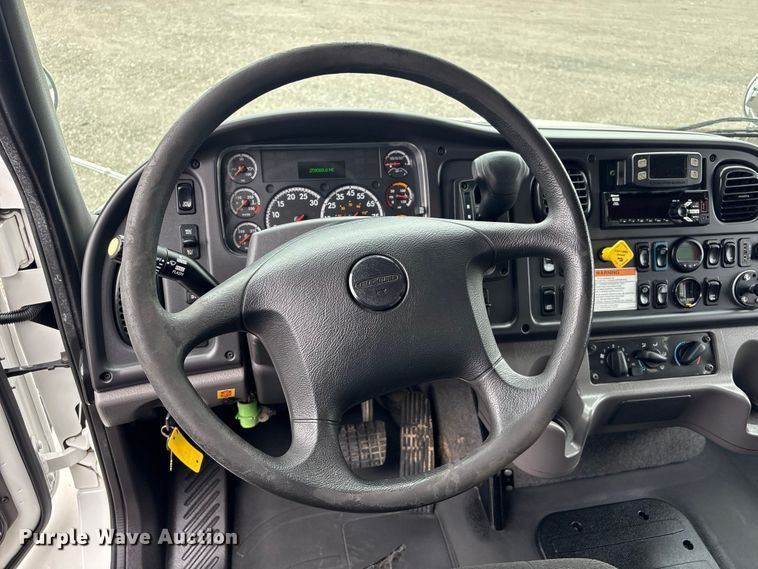 image for item EG8924 2019 Freightliner Business Class M2 box truck