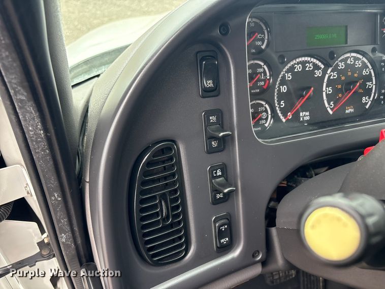 image for item EG8924 2019 Freightliner Business Class M2 box truck