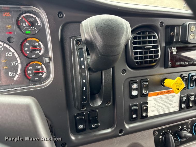 image for item EG8924 2019 Freightliner Business Class M2 box truck