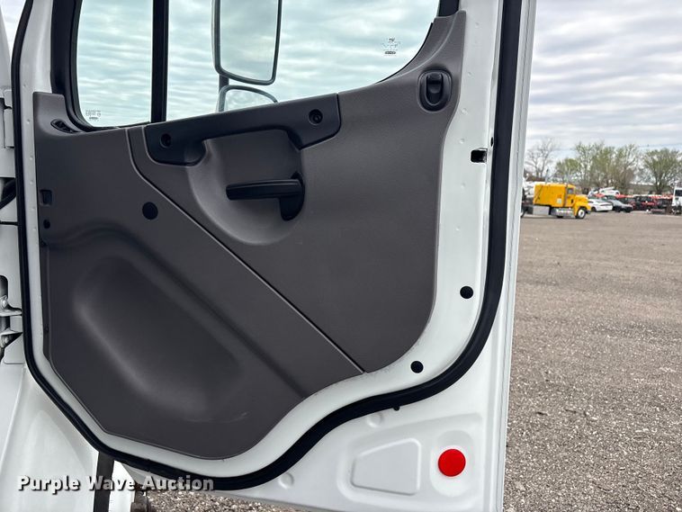 image for item EG8924 2019 Freightliner Business Class M2 box truck