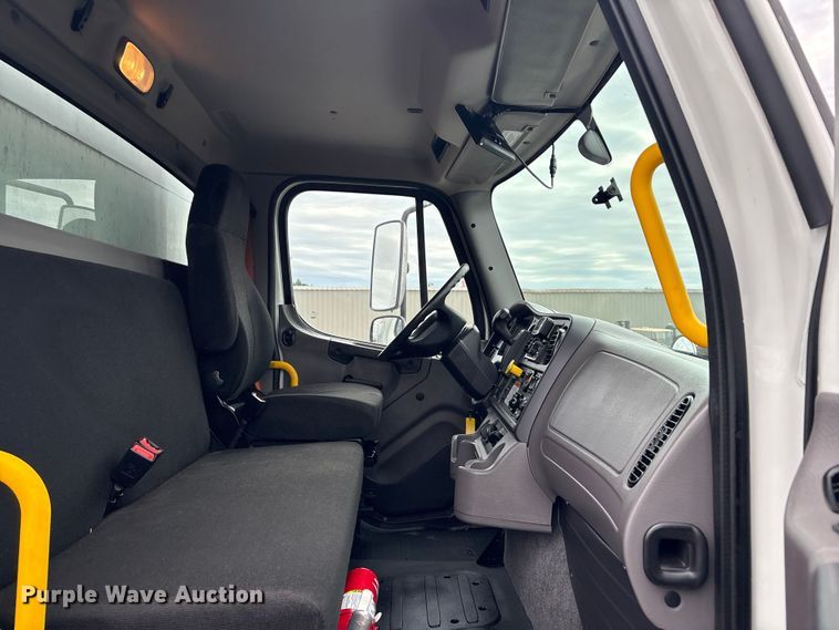 image for item EG8924 2019 Freightliner Business Class M2 box truck