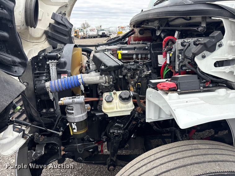 image for item EG8924 2019 Freightliner Business Class M2 box truck