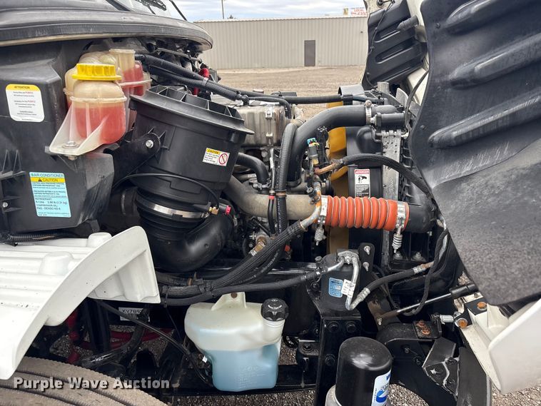 image for item EG8924 2019 Freightliner Business Class M2 box truck