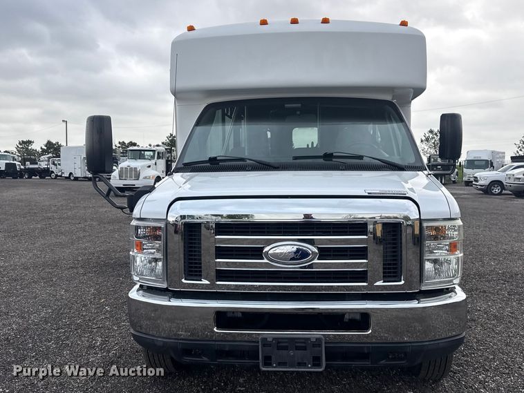 image for item EG8931 2015 Ford E350 shuttle bus