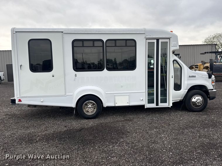 image for item EG8931 2015 Ford E350 shuttle bus