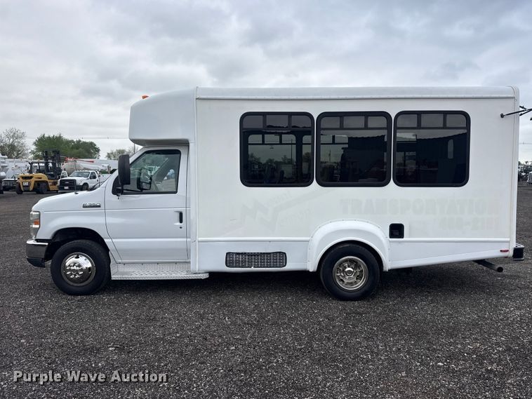 image for item EG8931 2015 Ford E350 shuttle bus