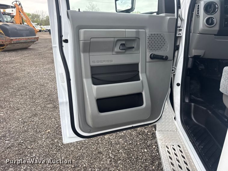 image for item EG8931 2015 Ford E350 shuttle bus