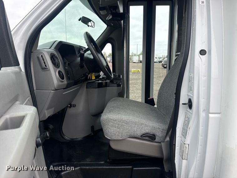 image for item EG8931 2015 Ford E350 shuttle bus