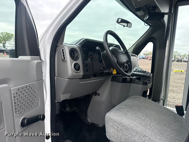 image for item EG8931 2015 Ford E350 shuttle bus