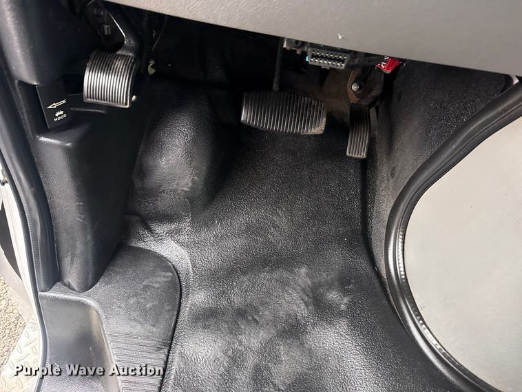 image for item EG8931 2015 Ford E350 shuttle bus